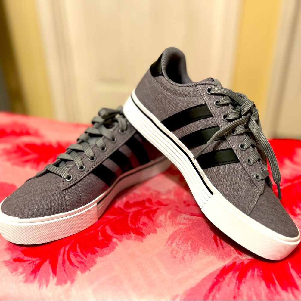 NEW Adidas sneakers unisex 7 men/8 women